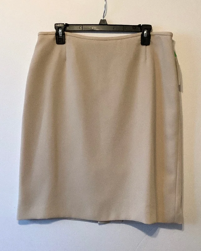 Rock Short Design Rock Short Design Skirt Mini & Short By Tahari By Arthur Levine In Cream, Size: 12 Rock Short Design Rock Short Design Skirt Mini & Short By Tahari By Arthur Levine In Cream, Size: 12