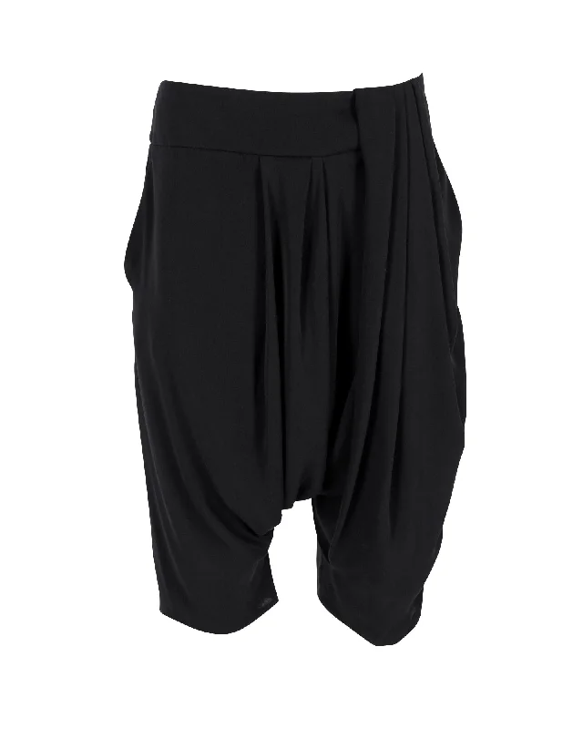 Elegant And Sweet Style Elegant And Sweet Style Gucci Drop-Crotch Knee-Length Shorts in Black Silk Elegant And Sweet Style Elegant And Sweet Style Gucci Drop-Crotch Knee-Length Shorts in Black Silk